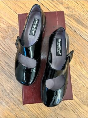 BeautiFeel Rare Black Patent Mary Jane Flats with Buckle Strap